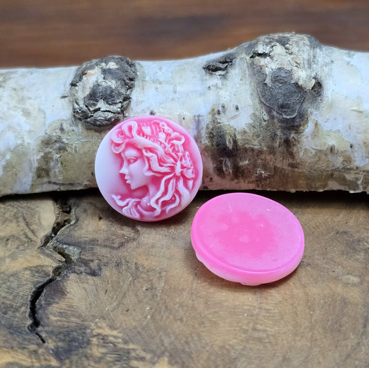 Das Bild zeigt runde Kamee-Cabochons – 17mm – Magenta – Eleganz Vintage-Charme für deine DIY-Kreationen