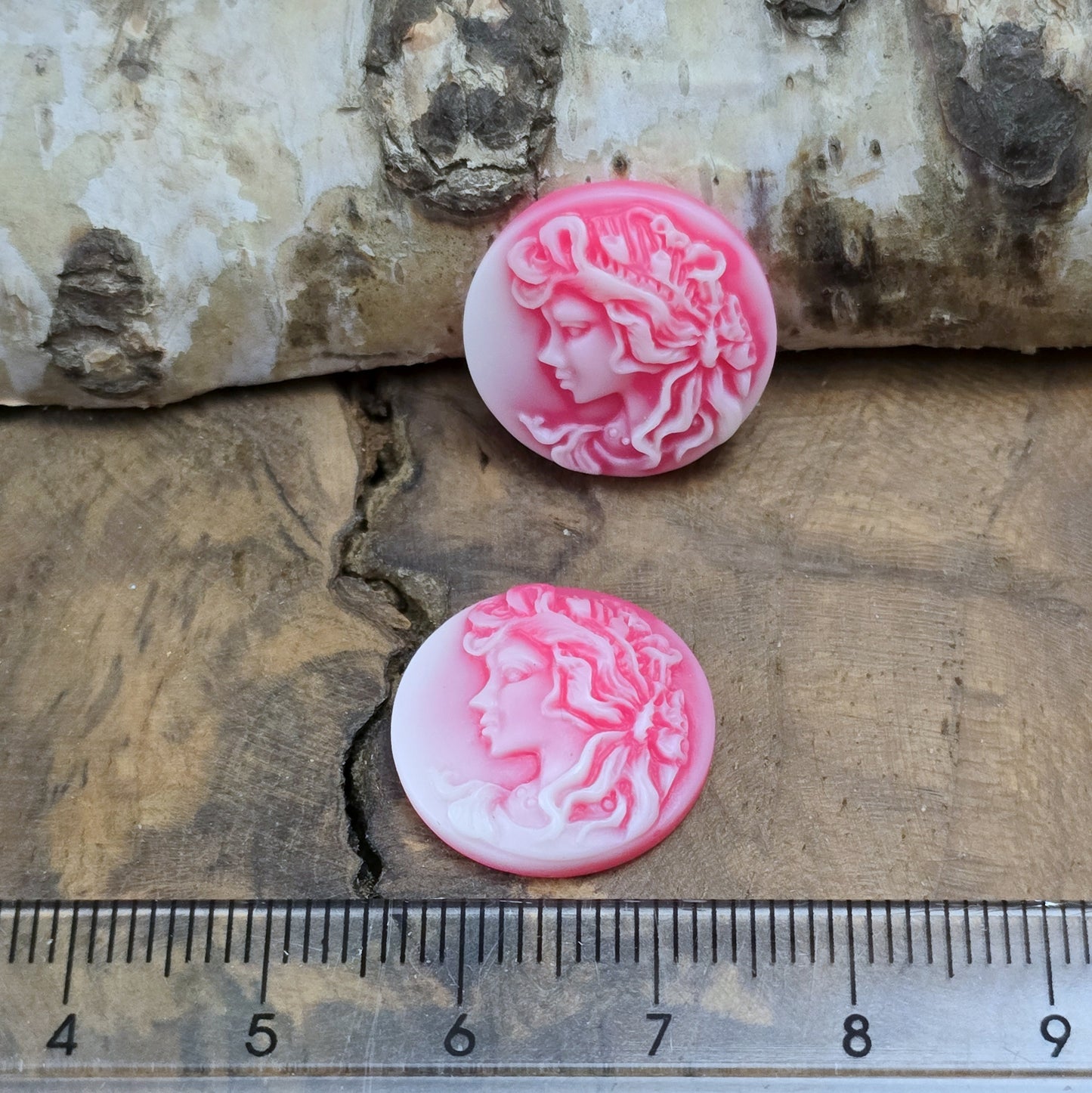 Das Bild zeigt runde Kamee-Cabochons – 17mm – Magenta – Eleganz Vintage-Charme für deine DIY-Kreationen