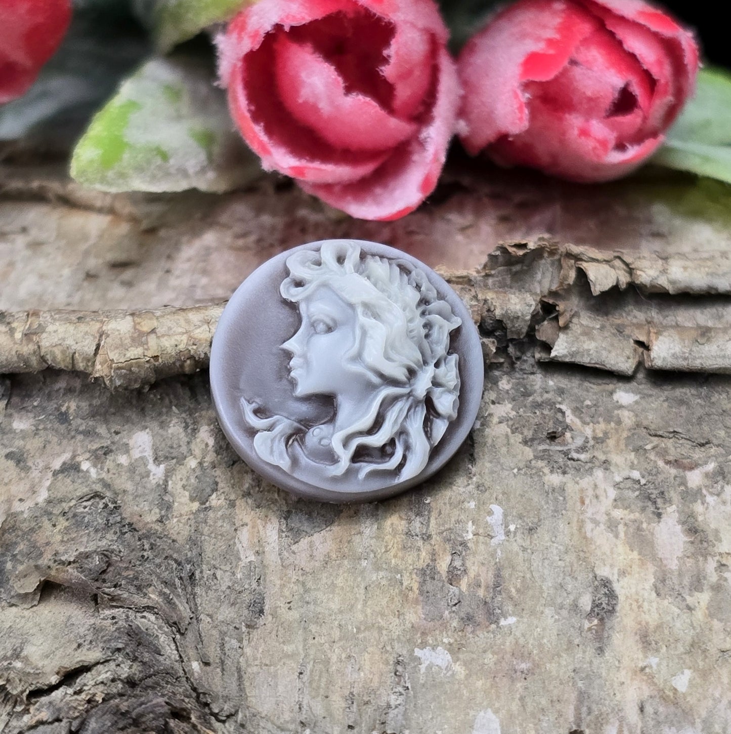 Das Bild zeigt runde Kamee-Cabochons – 17mm – Braun – Vintage-Flair für deine kreativen Projekte