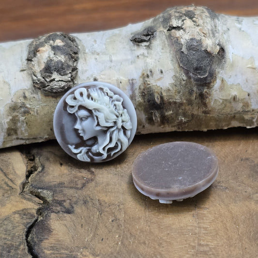 Das Bild zeigt runde Kamee-Cabochons – 17mm – Braun – Vintage-Flair für deine kreativen Projekte