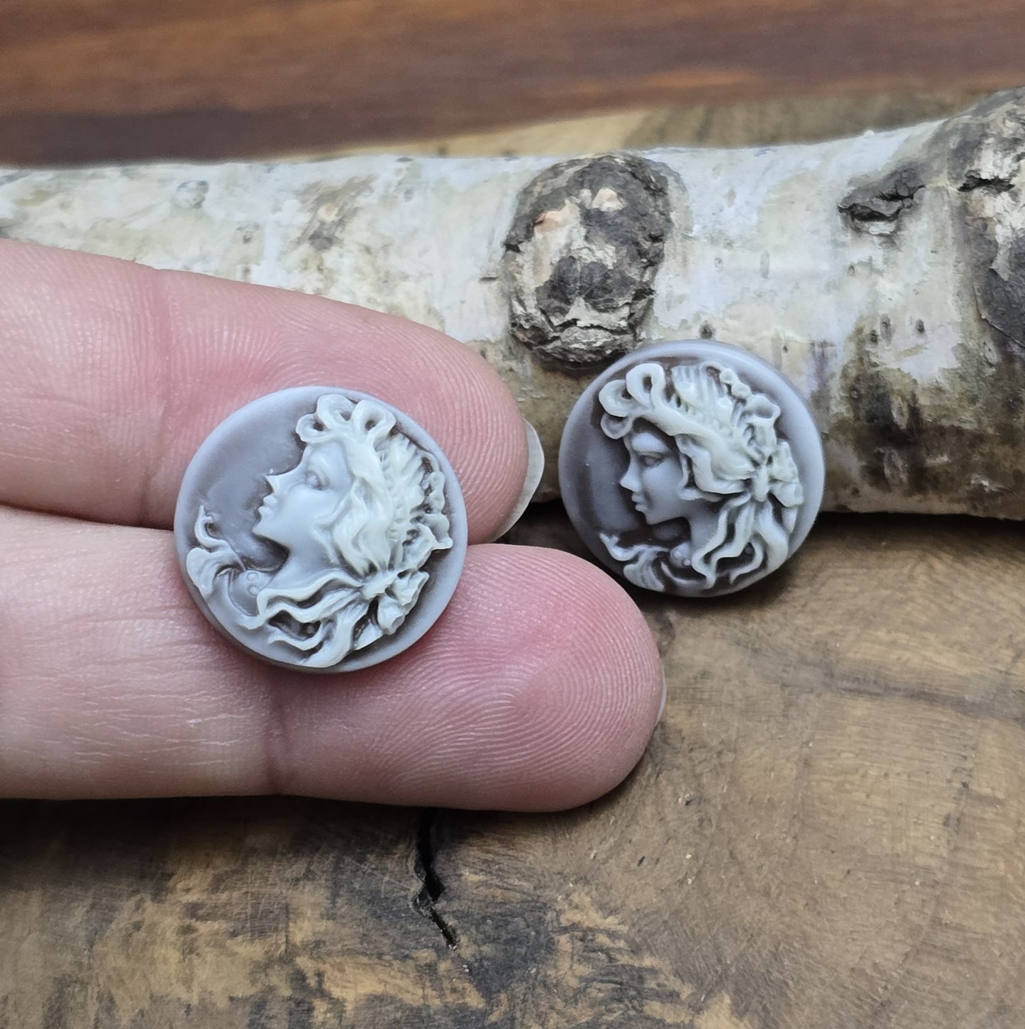 Das Bild zeigt runde Kamee-Cabochons – 17mm – Braun – Vintage-Flair für deine kreativen Projekte