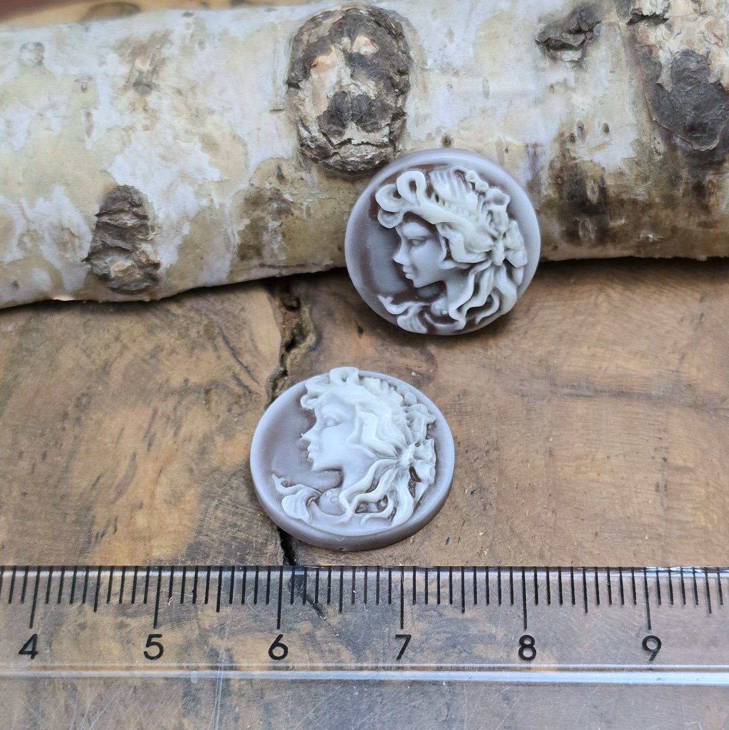 Das Bild zeigt runde Kamee-Cabochons – 17mm – Braun – Vintage-Flair für deine kreativen Projekte