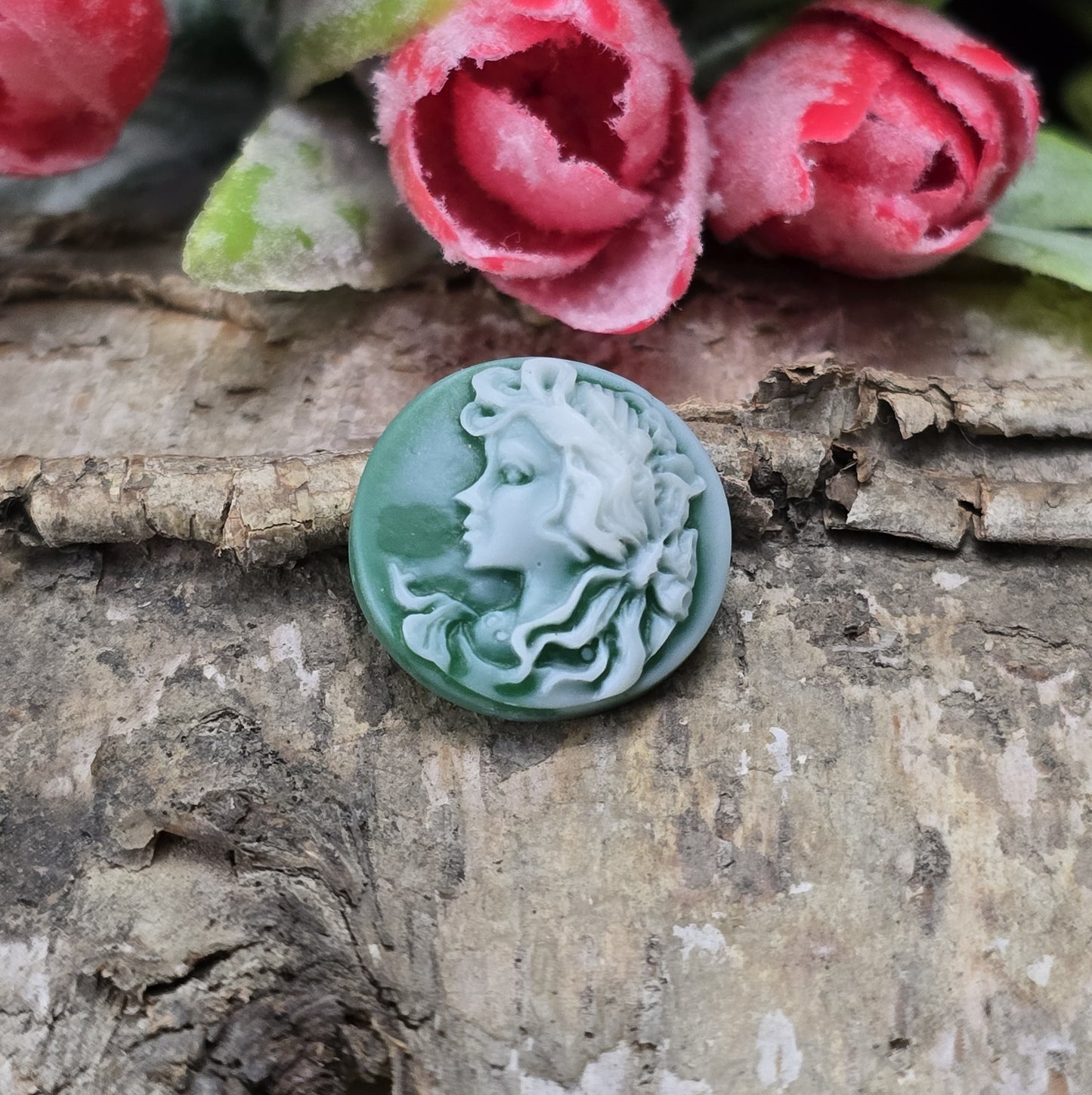 Das Bild zeigt runde Kamee-Cabochons – 17mm – Grün – Vintage-Charme für deine kreativen Projekte