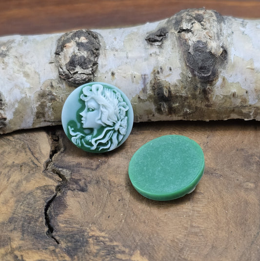 Das Bild zeigt runde Kamee-Cabochons – 17mm – Grün – Vintage-Charme für deine kreativen Projekte
