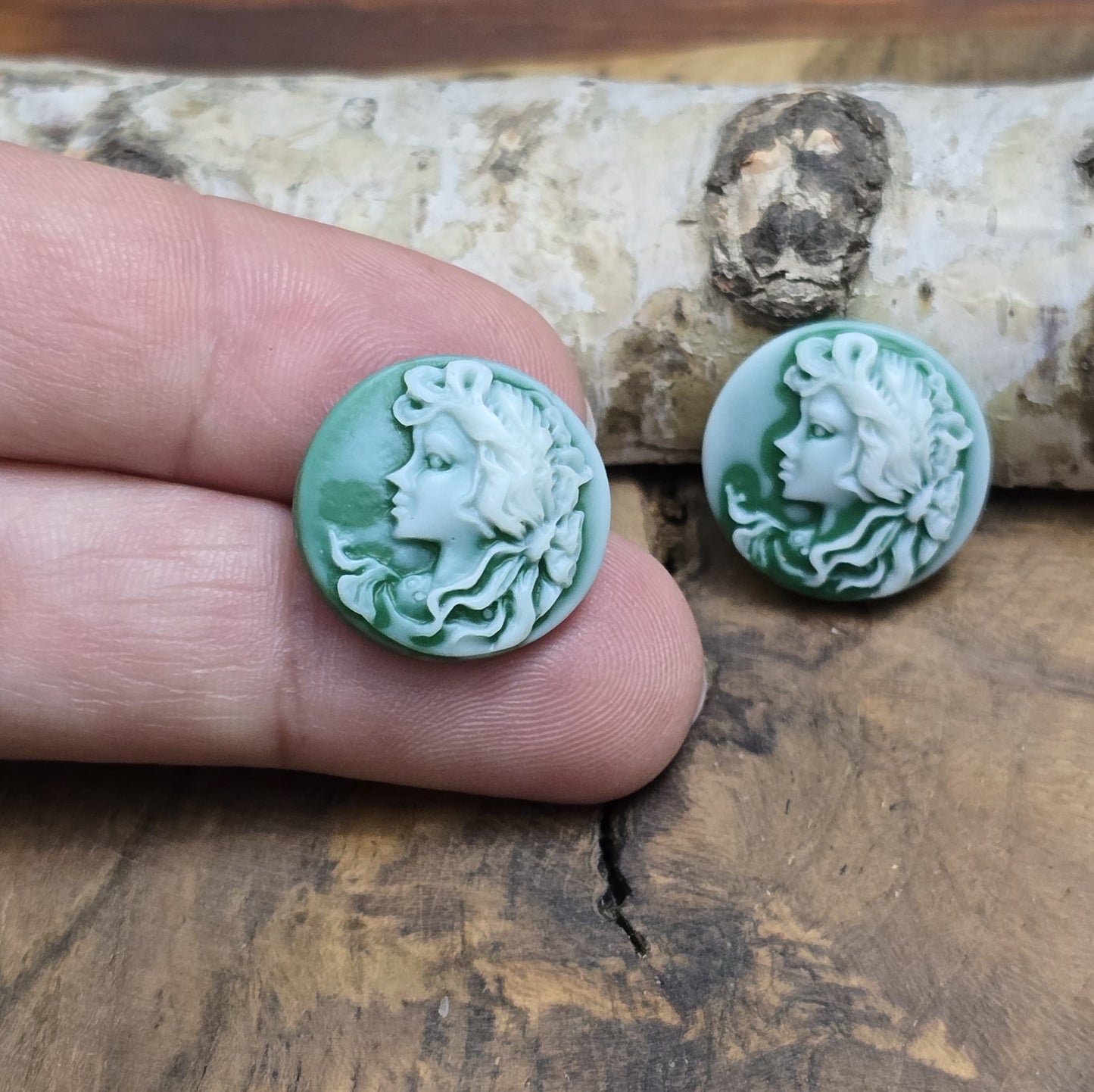 Das Bild zeigt runde Kamee-Cabochons – 17mm – Grün – Vintage-Charme für deine kreativen Projekte