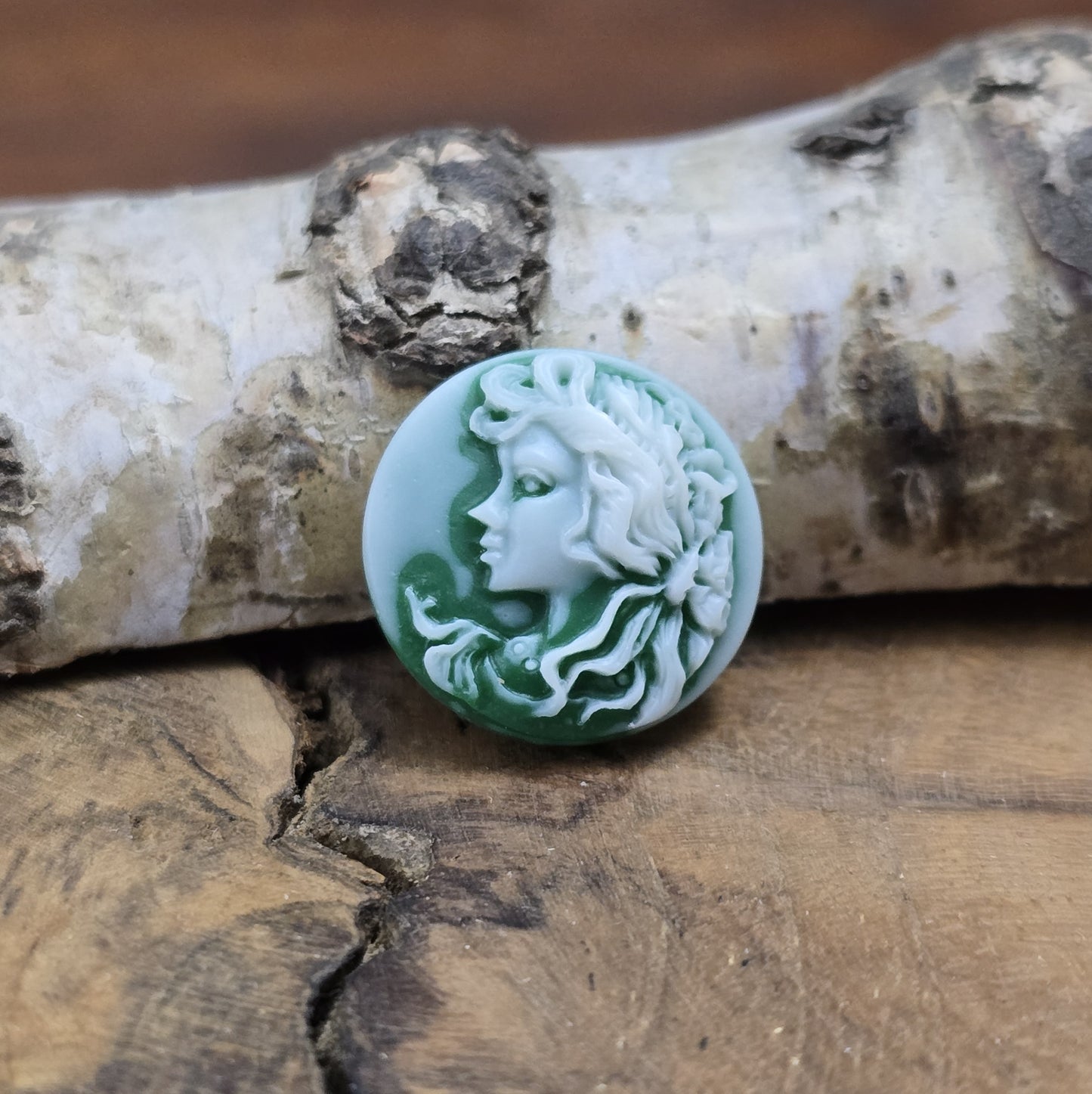 Das Bild zeigt runde Kamee-Cabochons – 17mm – Grün – Vintage-Charme für deine kreativen Projekte