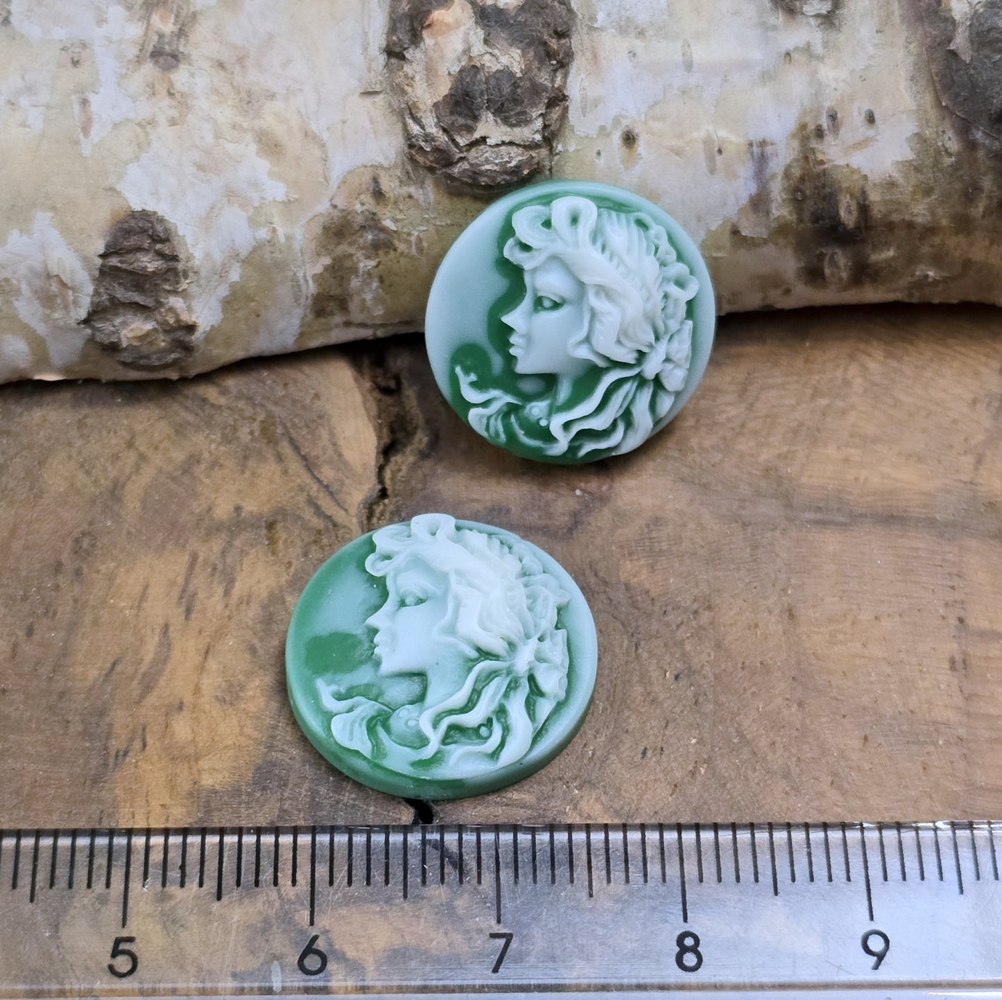 Das Bild zeigt runde Kamee-Cabochons – 17mm – Grün – Vintage-Charme für deine kreativen Projekte