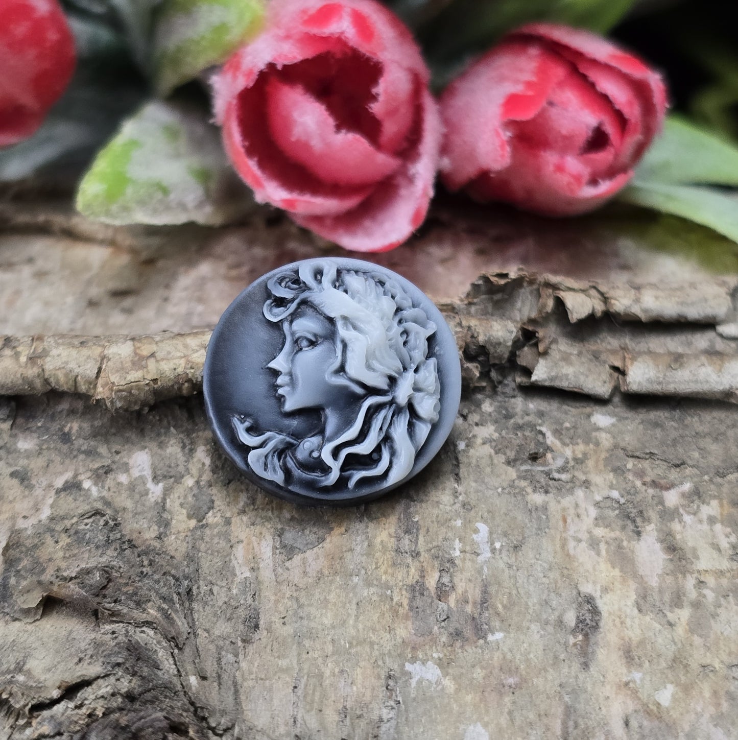 Das Bild zeigt runde Kamee-Cabochons – 17mm – Schwarz – Klassische Eleganz für deine kreativen Projekte