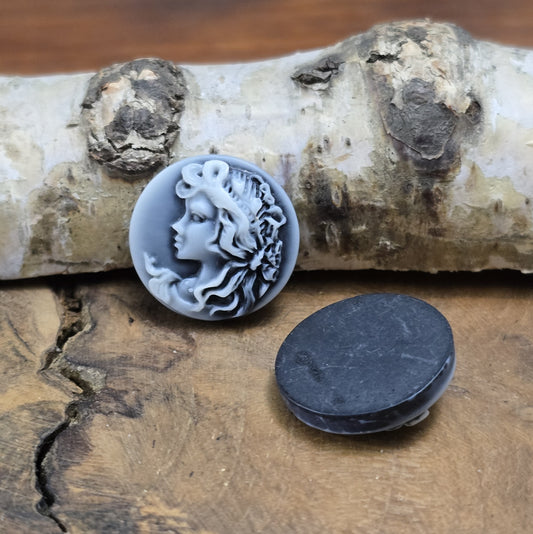 Das Bild zeigt runde Kamee-Cabochons – 17mm – Schwarz – Klassische Eleganz für deine kreativen Projekte