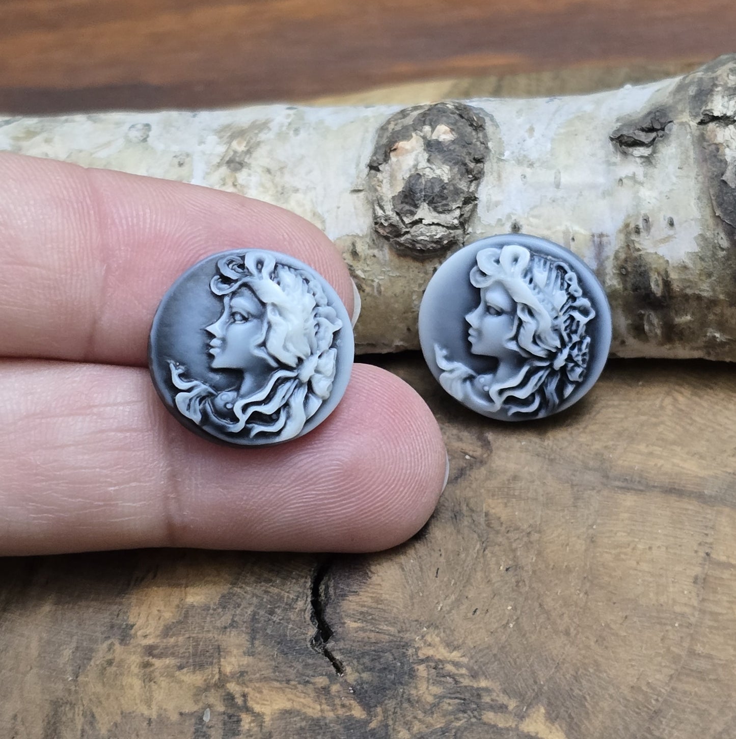 Das Bild zeigt runde Kamee-Cabochons – 17mm – Schwarz – Klassische Eleganz für deine kreativen Projekte