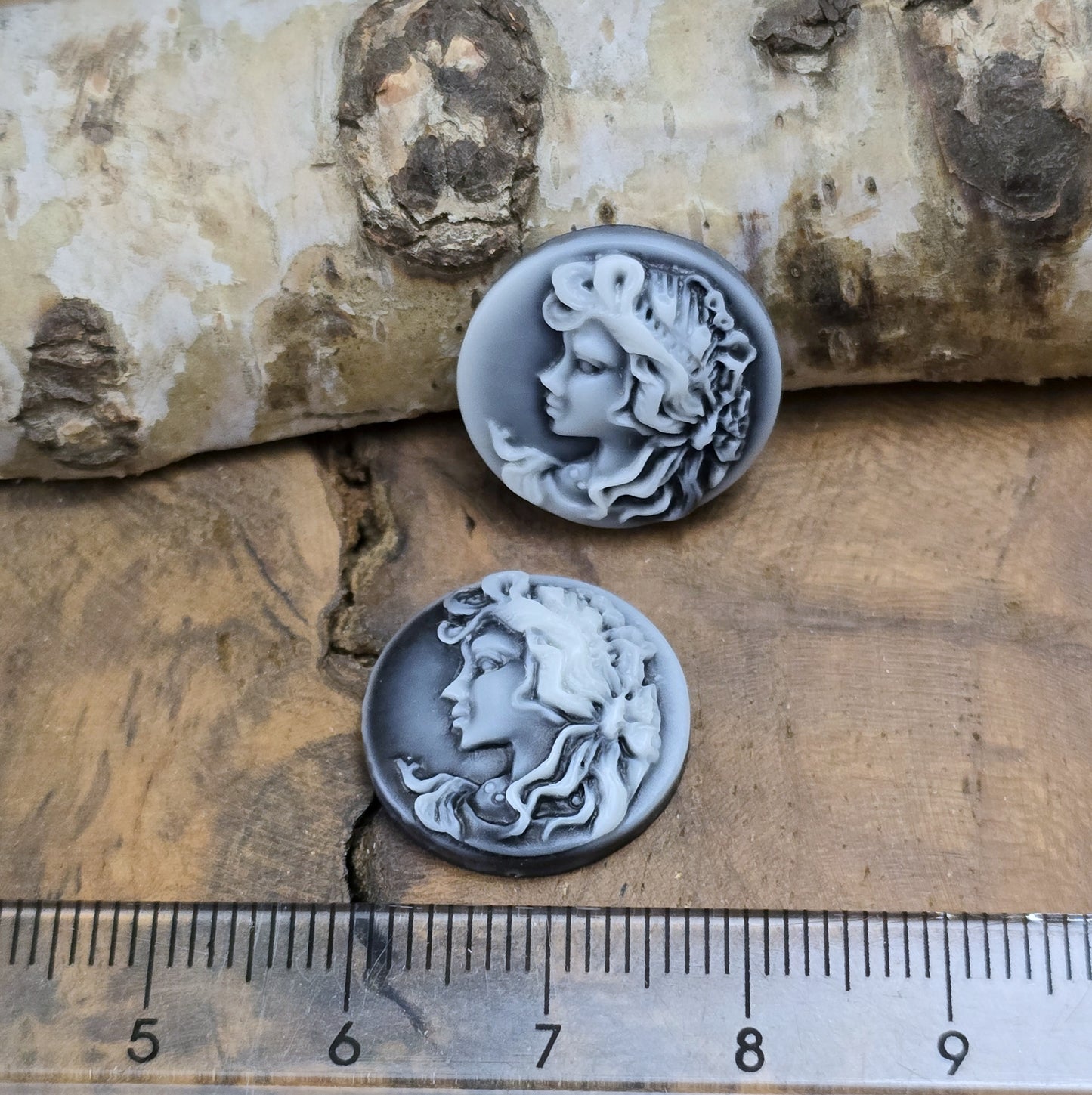 Das Bild zeigt runde Kamee-Cabochons – 17mm – Schwarz – Klassische Eleganz für deine kreativen Projekte