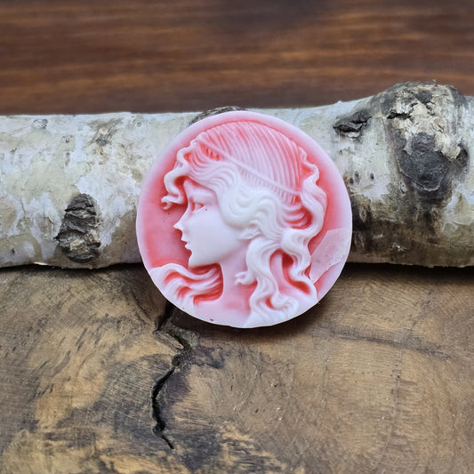 Das Bild zeigt einen runden Kamee-Cabochon – 31mm – Lachsrot – Vintage-Charme für deine kreativen Projekte