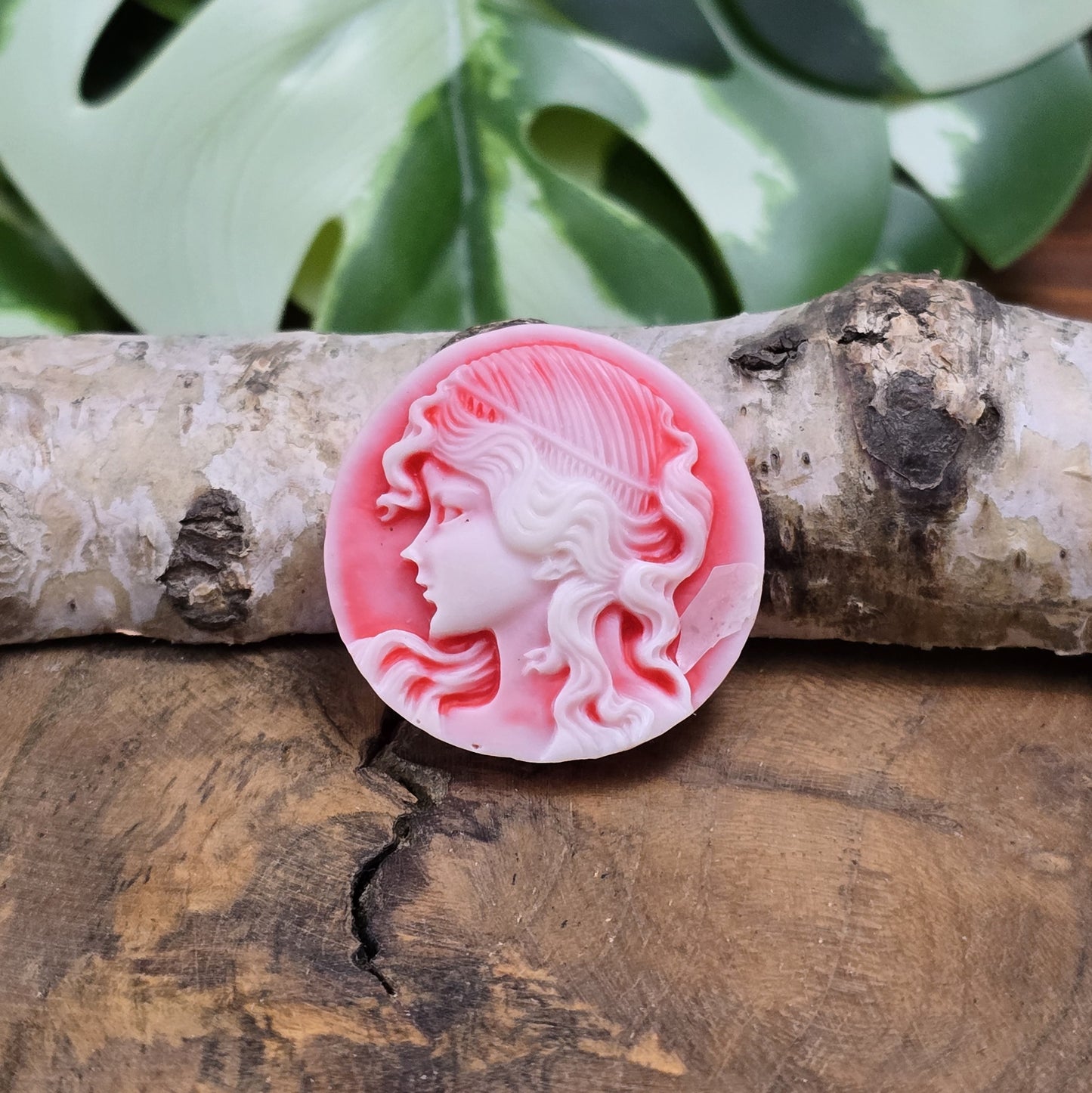 Das Bild zeigt einen runden Kamee-Cabochon – 31mm – Lachsrot – Vintage-Charme für deine kreativen Projekte