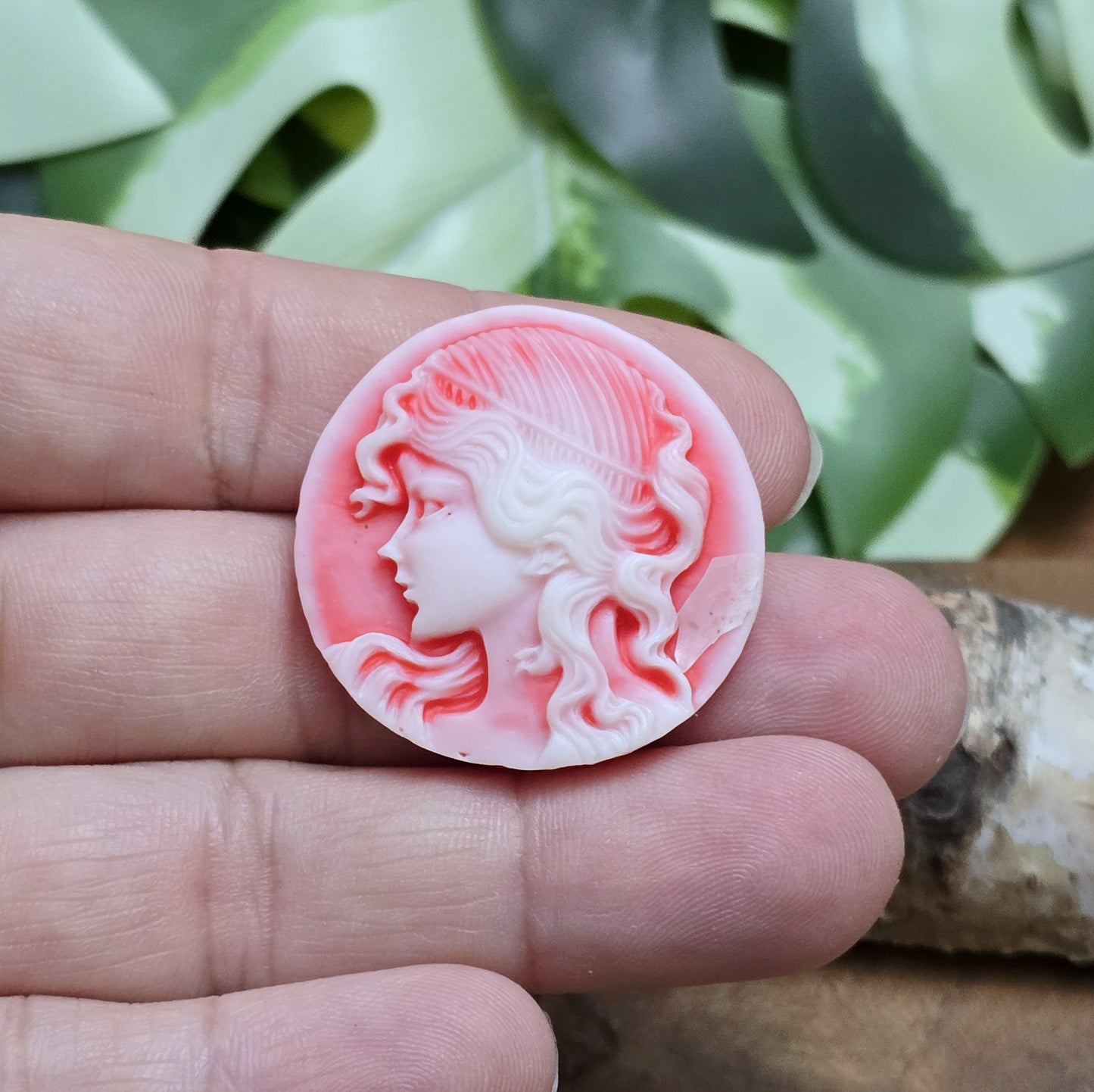 Das Bild zeigt einen runden Kamee-Cabochon – 31mm – Lachsrot – Vintage-Charme für deine kreativen Projekte