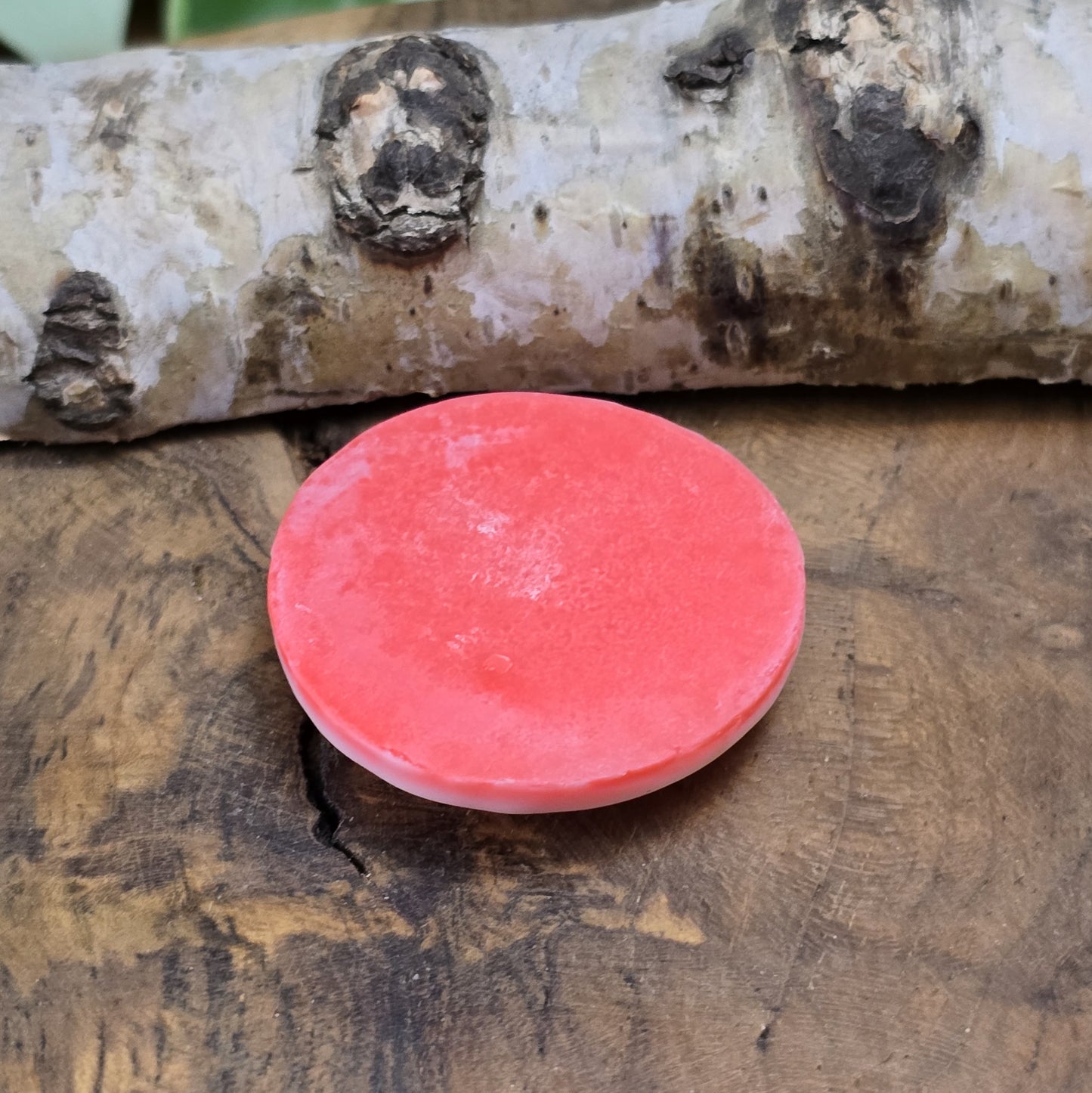 Das Bild zeigt einen runden Kamee-Cabochon – 31mm – Lachsrot – Vintage-Charme für deine kreativen Projekte