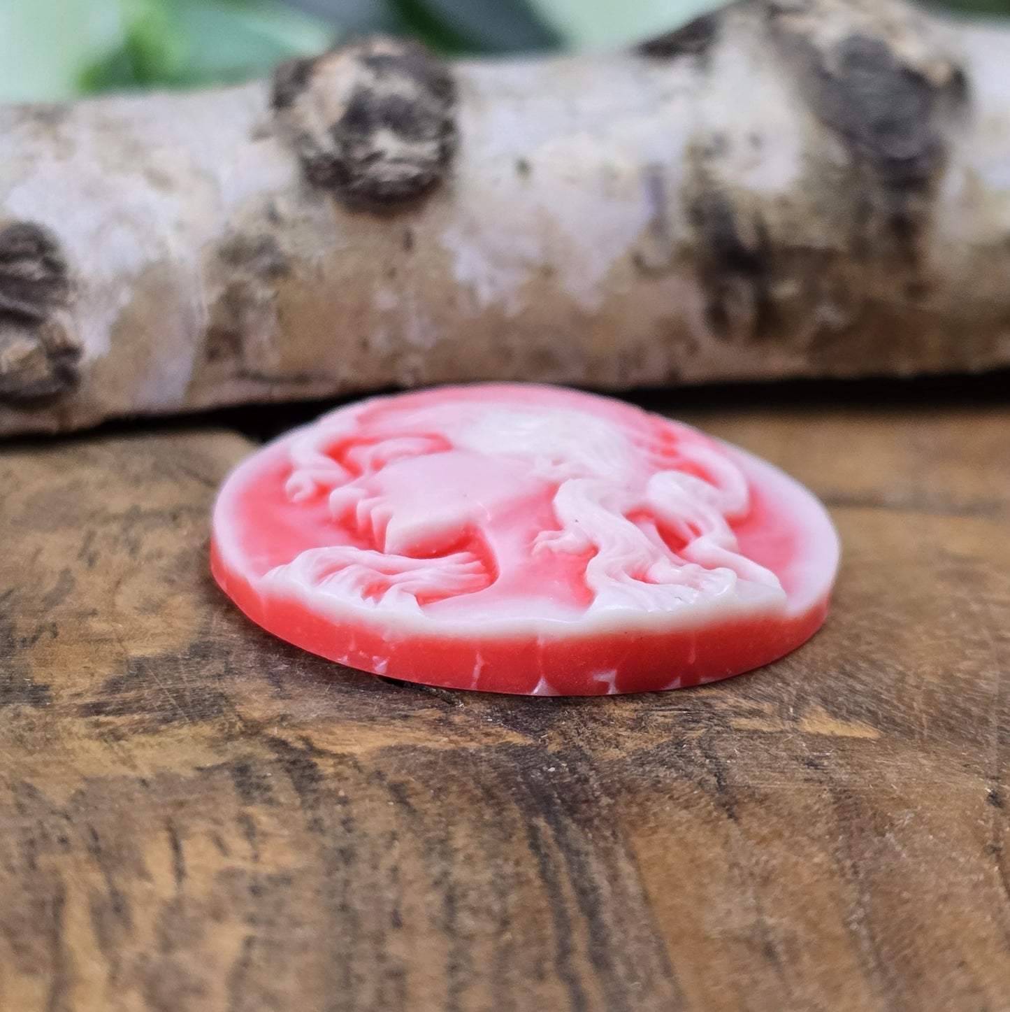 Das Bild zeigt einen runden Kamee-Cabochon – 31mm – Lachsrot – Vintage-Charme für deine kreativen Projekte