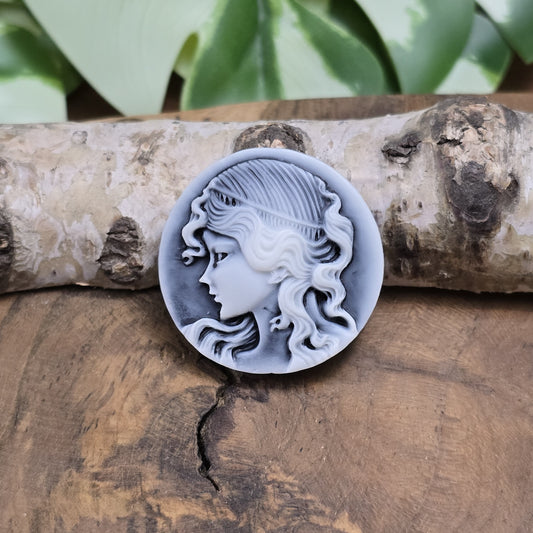 Das Bild zeigt einen runden Kamee-Cabochon – 31mm – Schwarz – Klassische Eleganz für deine DIY-Projekte