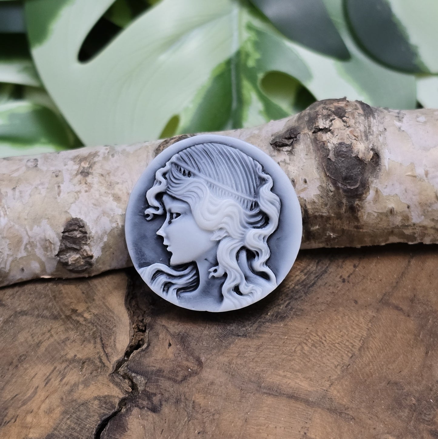 Das Bild zeigt einen runden Kamee-Cabochon – 31mm – Schwarz – Klassische Eleganz für deine DIY-Projekte