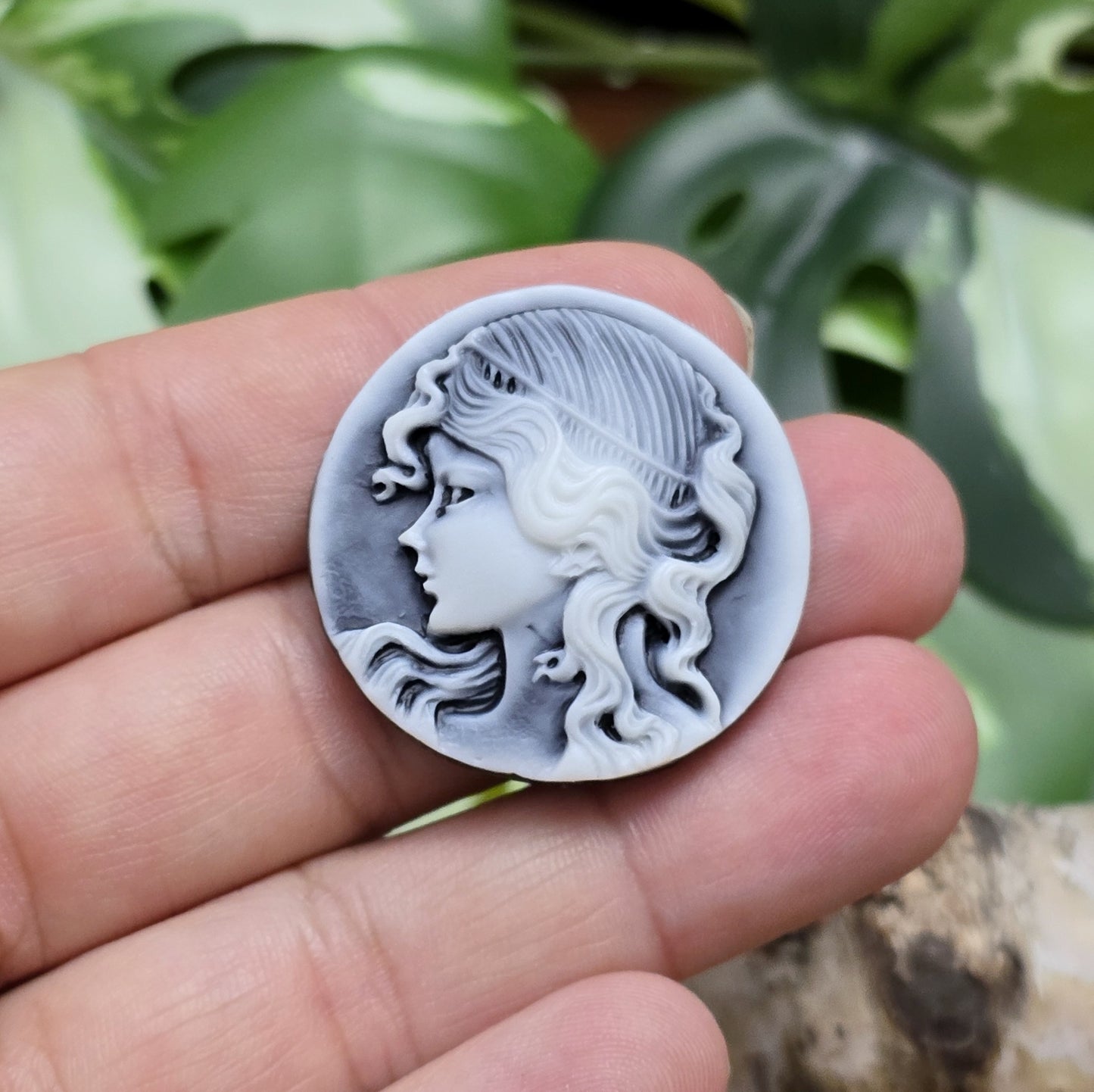 Das Bild zeigt einen runden Kamee-Cabochon – 31mm – Schwarz – Klassische Eleganz für deine DIY-Projekte