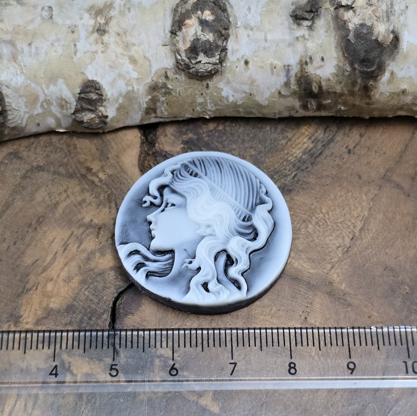 Das Bild zeigt einen runden Kamee-Cabochon – 31mm – Schwarz – Klassische Eleganz für deine DIY-Projekte