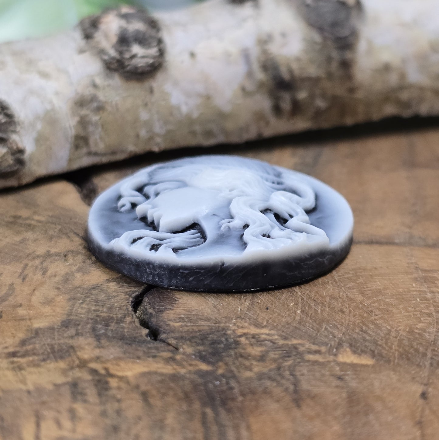 Das Bild zeigt einen runden Kamee-Cabochon – 31mm – Schwarz – Klassische Eleganz für deine DIY-Projekte
