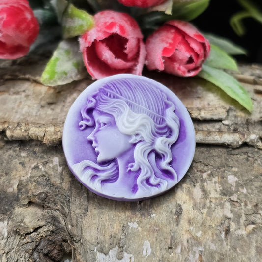 Das Bild zeigt einen runden Kamee-Cabochon – 31mm – Lila – Romantische Eleganz für deine DIY-Projekte