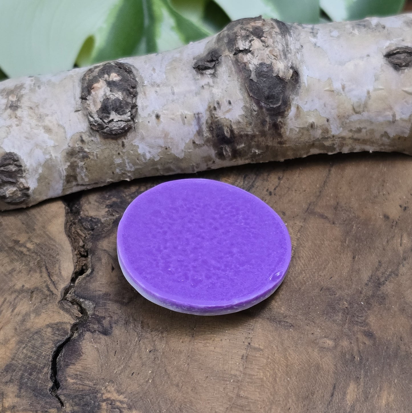 Das Bild zeigt einen runden Kamee-Cabochon – 31mm – Lila – Romantische Eleganz für deine DIY-Projekte