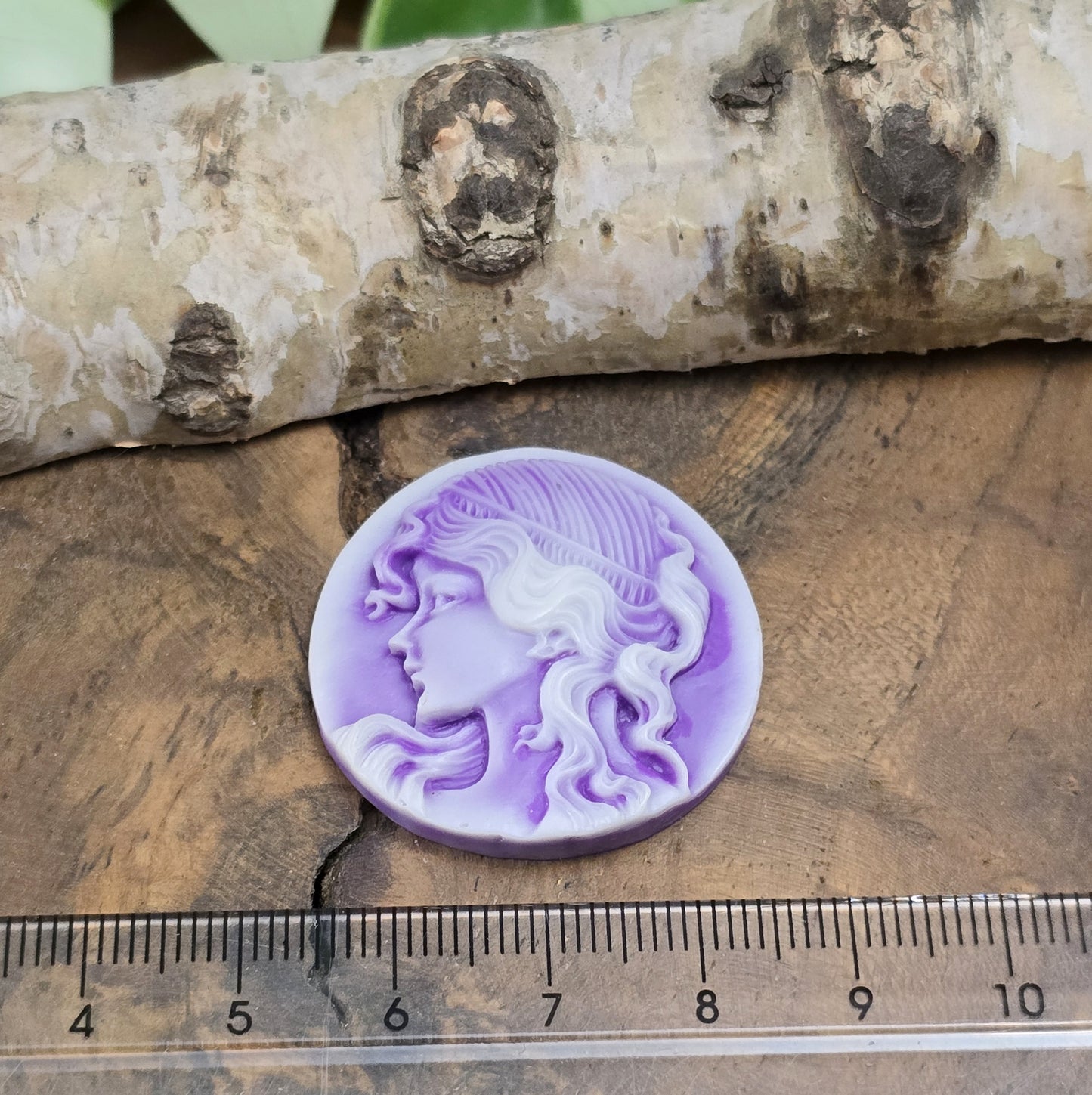 Das Bild zeigt einen runden Kamee-Cabochon – 31mm – Lila – Romantische Eleganz für deine DIY-Projekte
