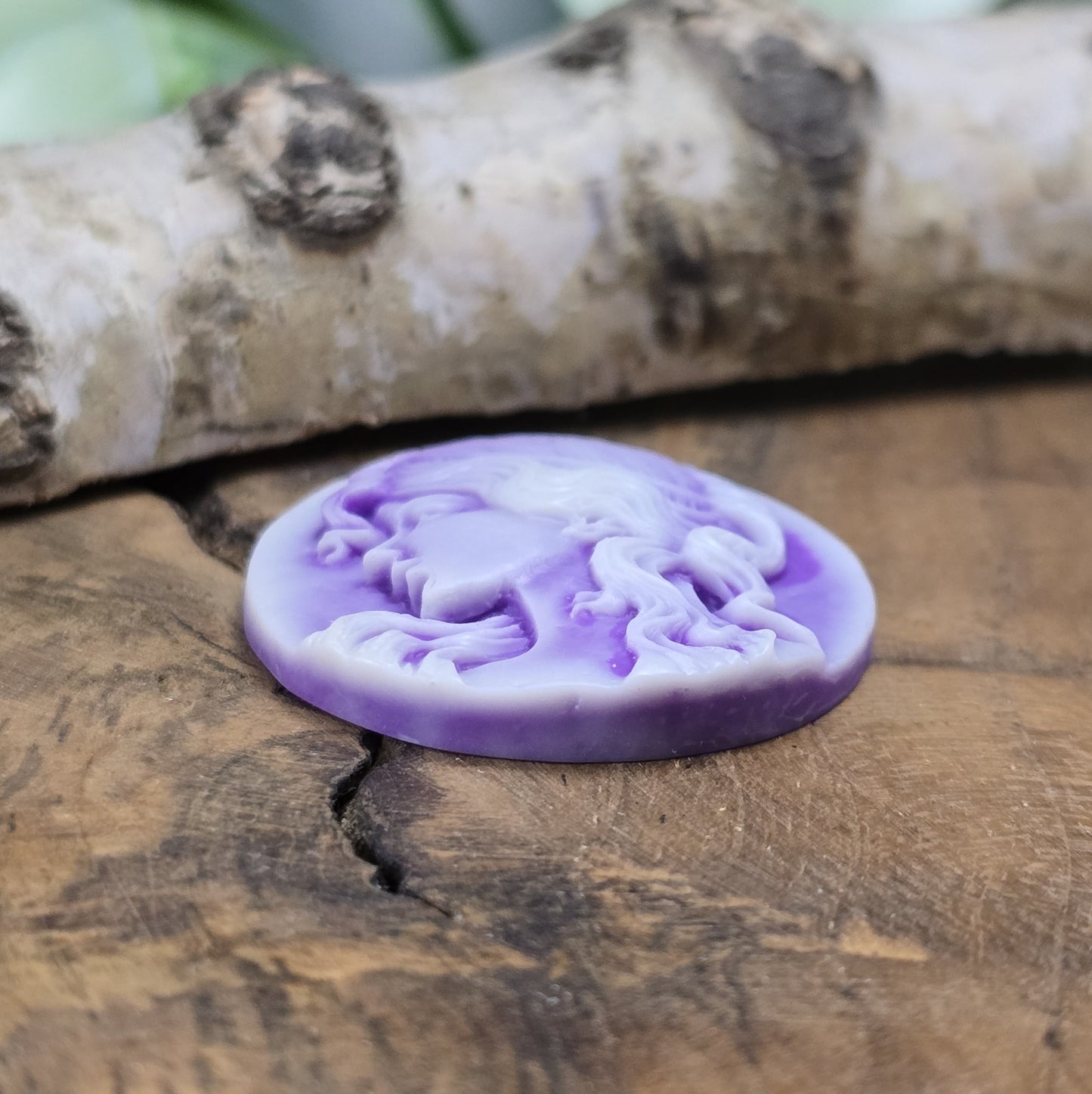 Das Bild zeigt einen runden Kamee-Cabochon – 31mm – Lila – Romantische Eleganz für deine DIY-Projekte