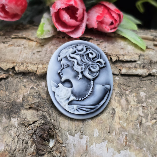 Das Bild zeigt einen ovalen Kamee-Cabochon – 34 x 27mm – Schwarz – Zeitlose Eleganz für deine DIY-Projekte