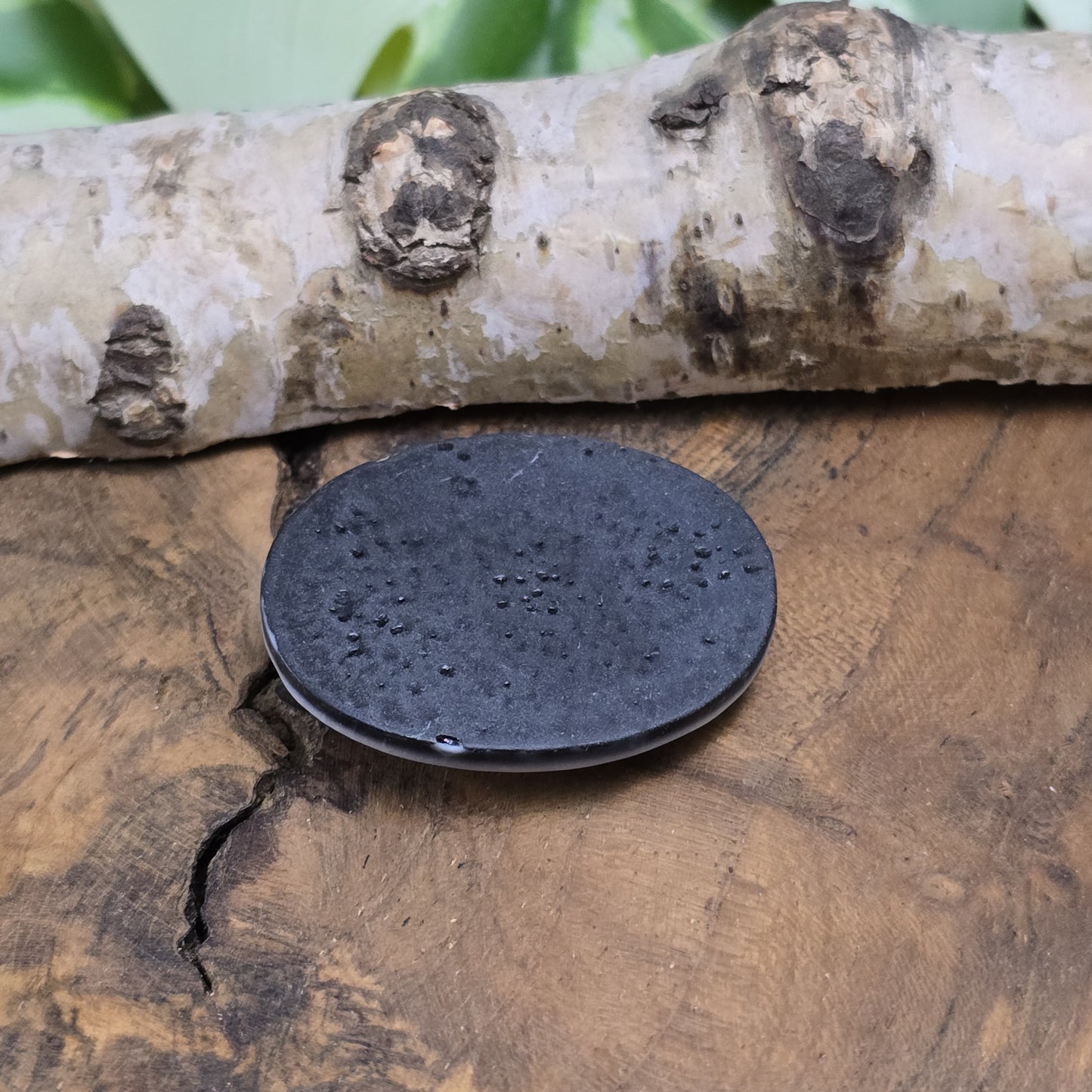 Das Bild zeigt einen ovalen Kamee-Cabochon – 34 x 27mm – Schwarz – Zeitlose Eleganz für deine DIY-Projekte