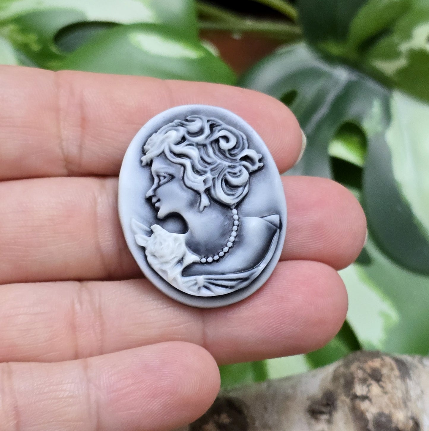 Das Bild zeigt einen ovalen Kamee-Cabochon – 34 x 27mm – Schwarz – Zeitlose Eleganz für deine DIY-Projekte