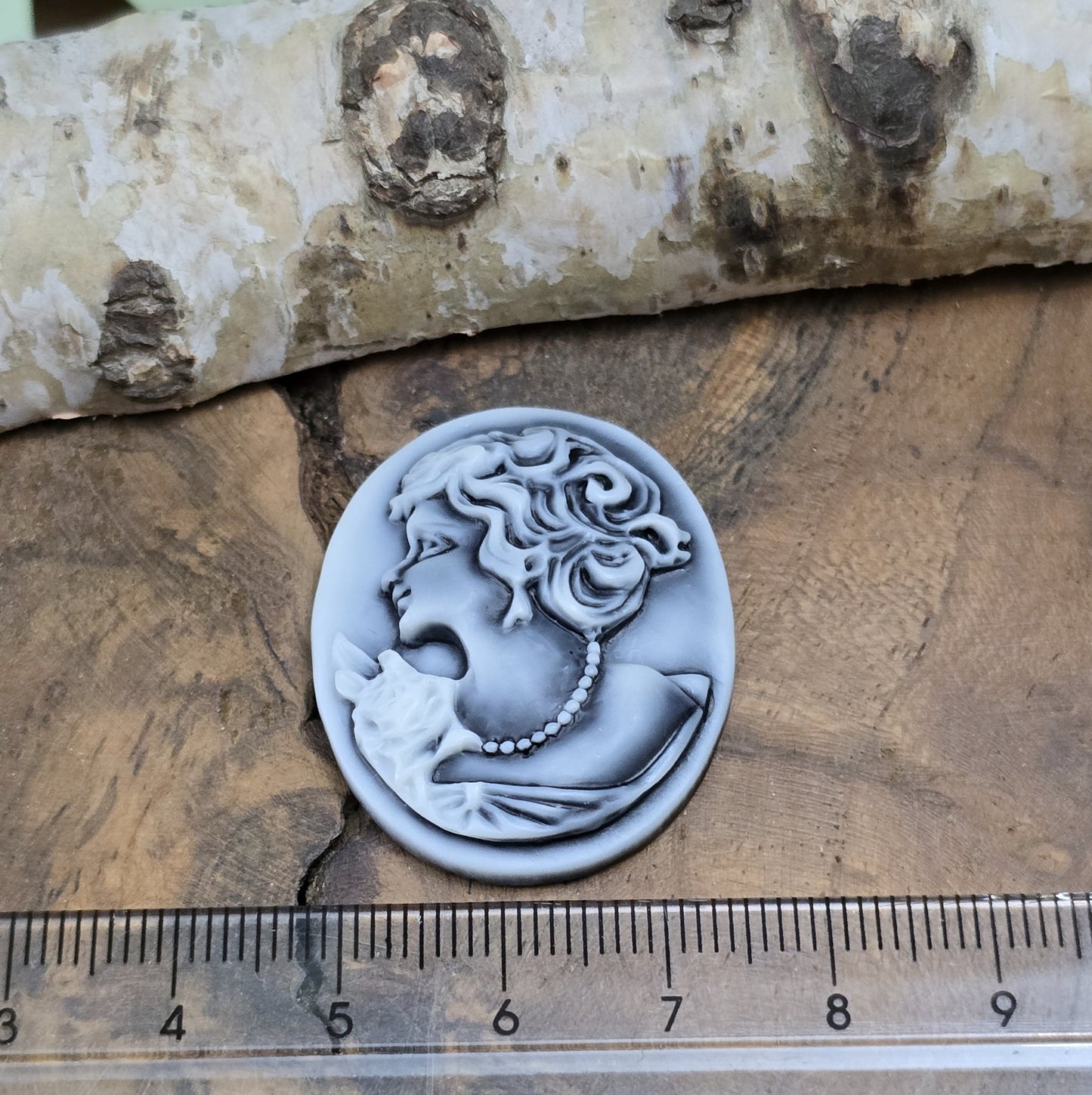 Das Bild zeigt einen ovalen Kamee-Cabochon – 34 x 27mm – Schwarz – Zeitlose Eleganz für deine DIY-Projekte