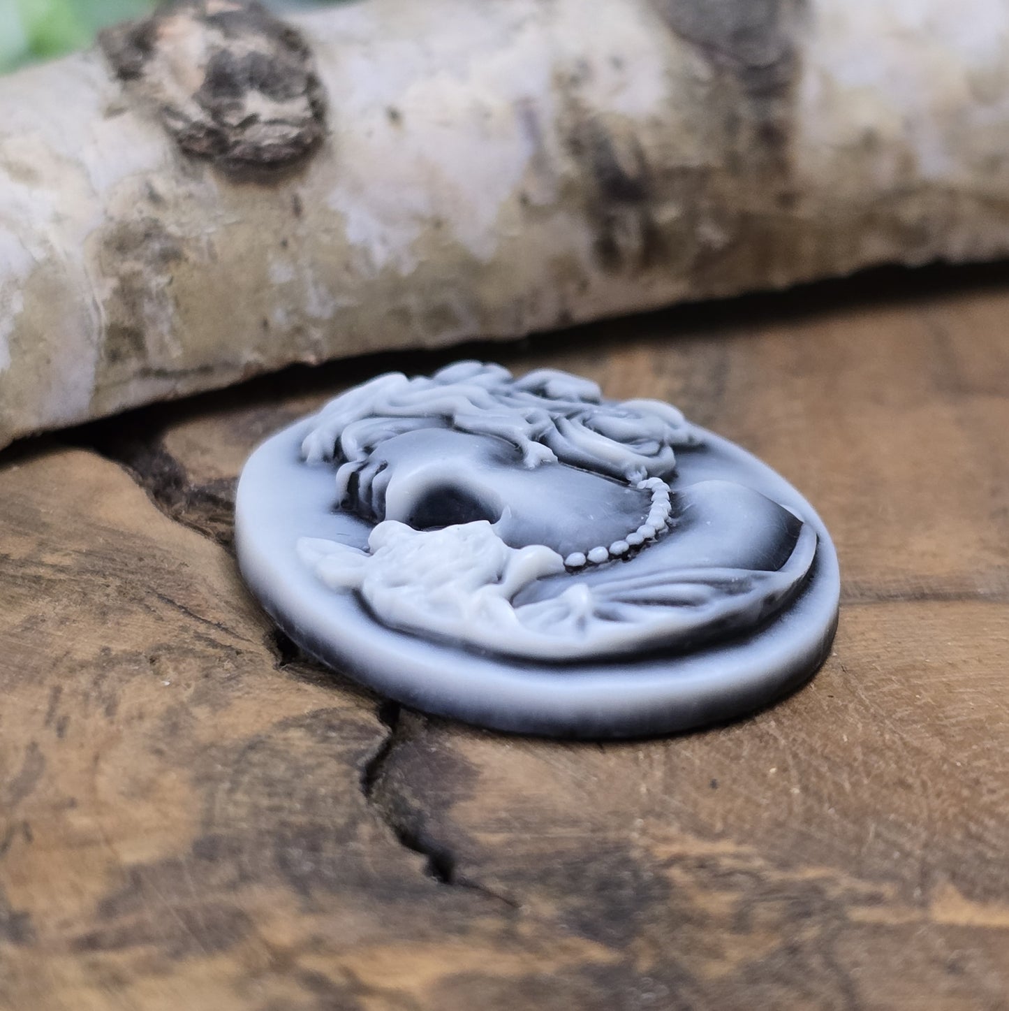 Das Bild zeigt einen ovalen Kamee-Cabochon – 34 x 27mm – Schwarz – Zeitlose Eleganz für deine DIY-Projekte