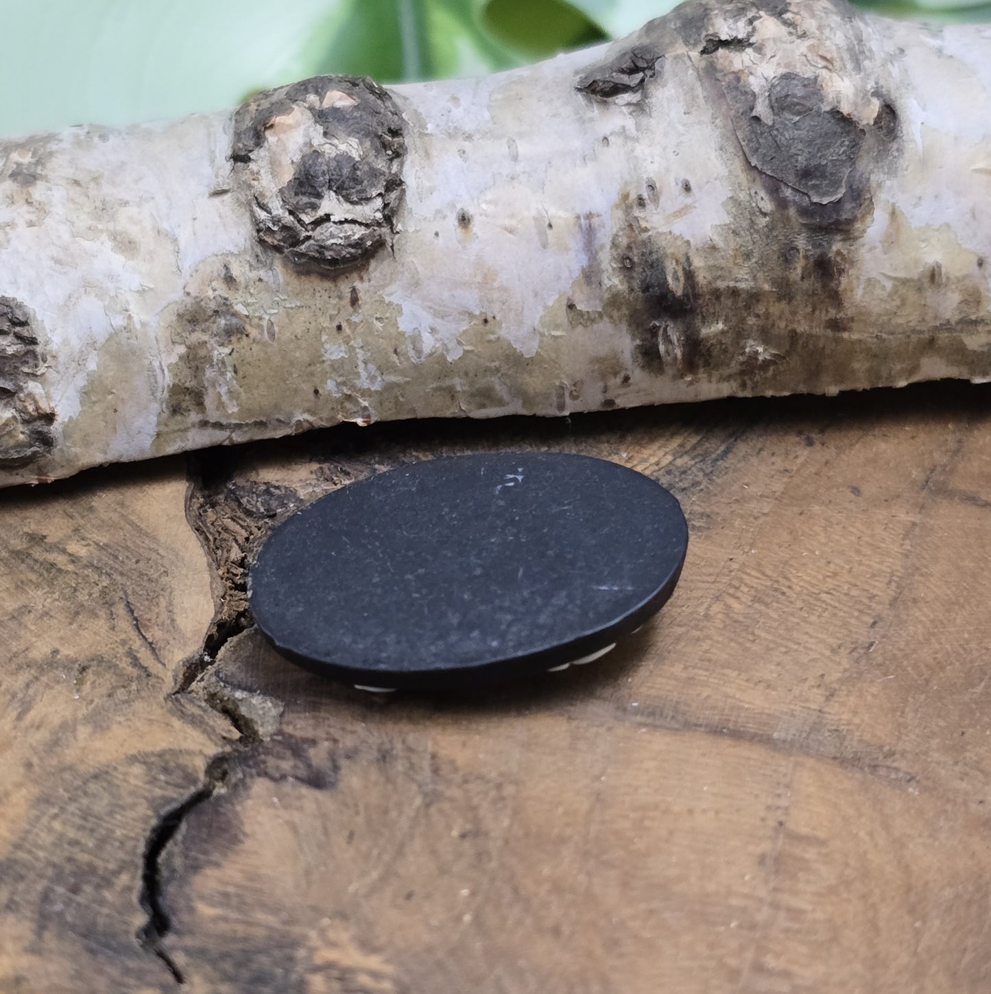 Das Bild zeigt einen ovalen Kamee-Cabochon – 25 x 18mm – Schwarz mit weißem Relief – Vintage-Charme für deine DIY-Kreationen