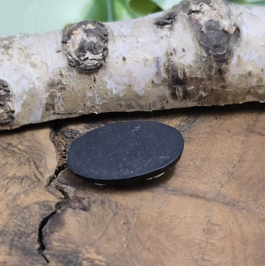 Das Bild zeigt einen ovalen Kamee-Cabochon – 25 x 18mm – Schwarz mit weißem Relief – Vintage-Charme für deine DIY-Kreationen