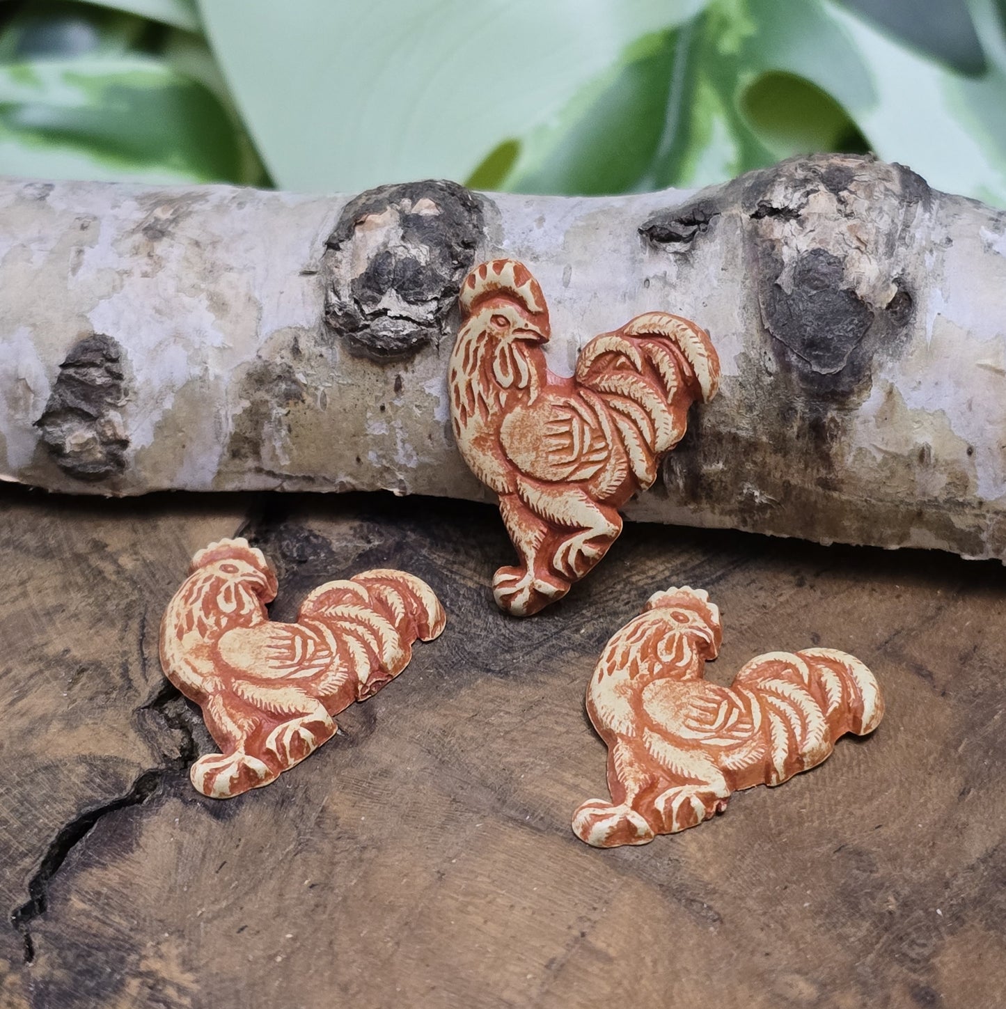 Das Bild zeigt Flatbacks Hühner – 23 x 18mm – Antik-Look – Charmante Akzente für deine DIY-Projekte