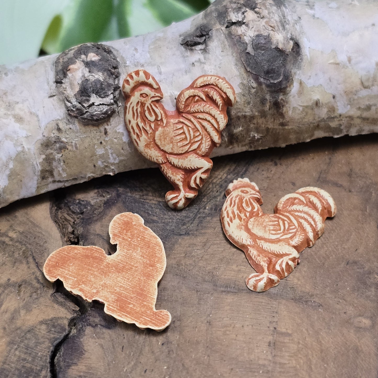 Das Bild zeigt Flatbacks Hühner – 23 x 18mm – Antik-Look – Charmante Akzente für deine DIY-Projekte