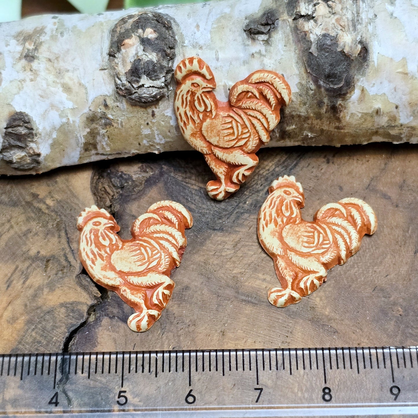Das Bild zeigt Flatbacks Hühner – 23 x 18mm – Antik-Look – Charmante Akzente für deine DIY-Projekte