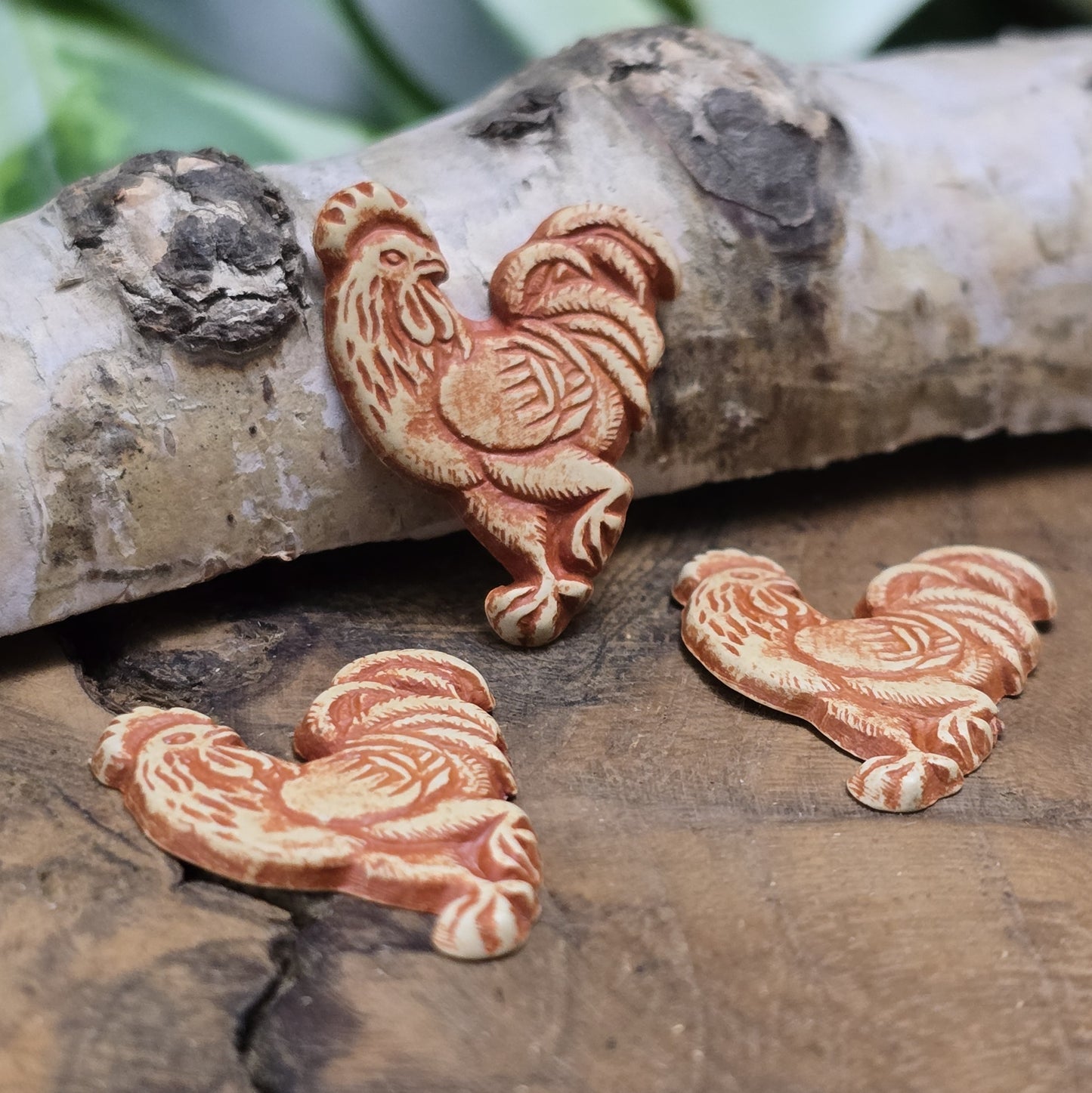 Das Bild zeigt Flatbacks Hühner – 23 x 18mm – Antik-Look – Charmante Akzente für deine DIY-Projekte