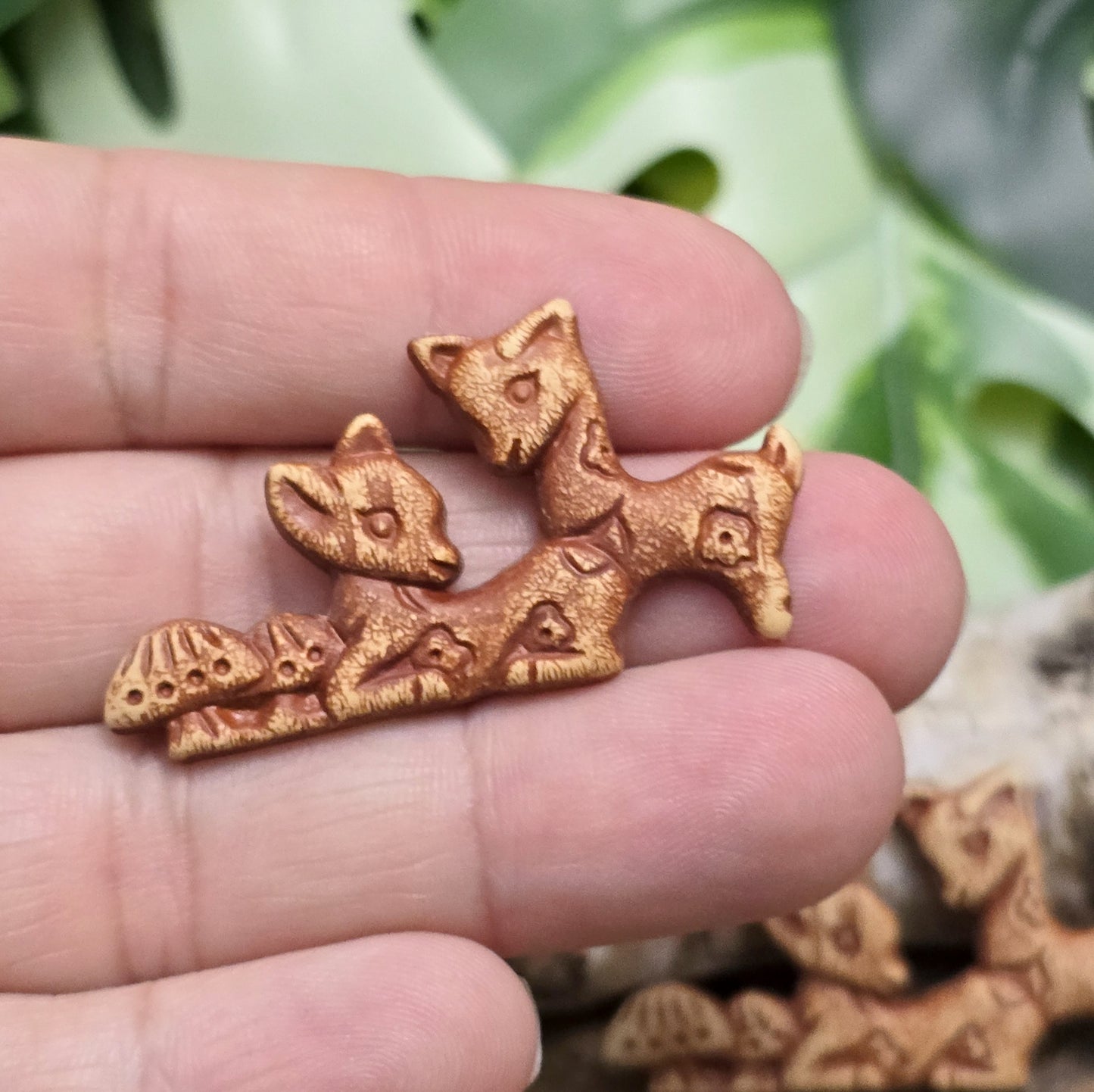 Das Bild zeigt Flatbacks Rehe – 42 x 23mm – Antik-Look – Nostalgischer Charme für deine DIY-Projekte