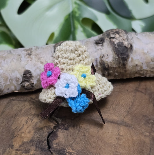 Das Bild zeigt eine gehäkelte Applikation – Mini-Hut in Beige mit Blumen – 3,5 cm – Perfekt für Puppen, Accessoires & kreative DIY-Projekte 🎀✨