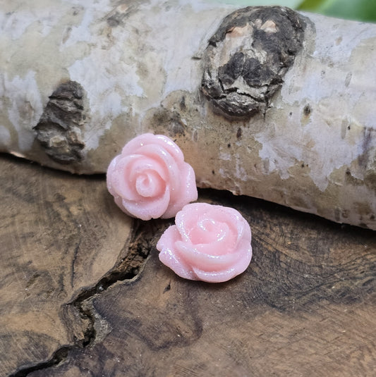 Das Bild zeigt glitzernde Röschen aus Resin – 11mm – Rosa – Perfekt für Schmuck & kreative DIY-Projekte ✨🌹
