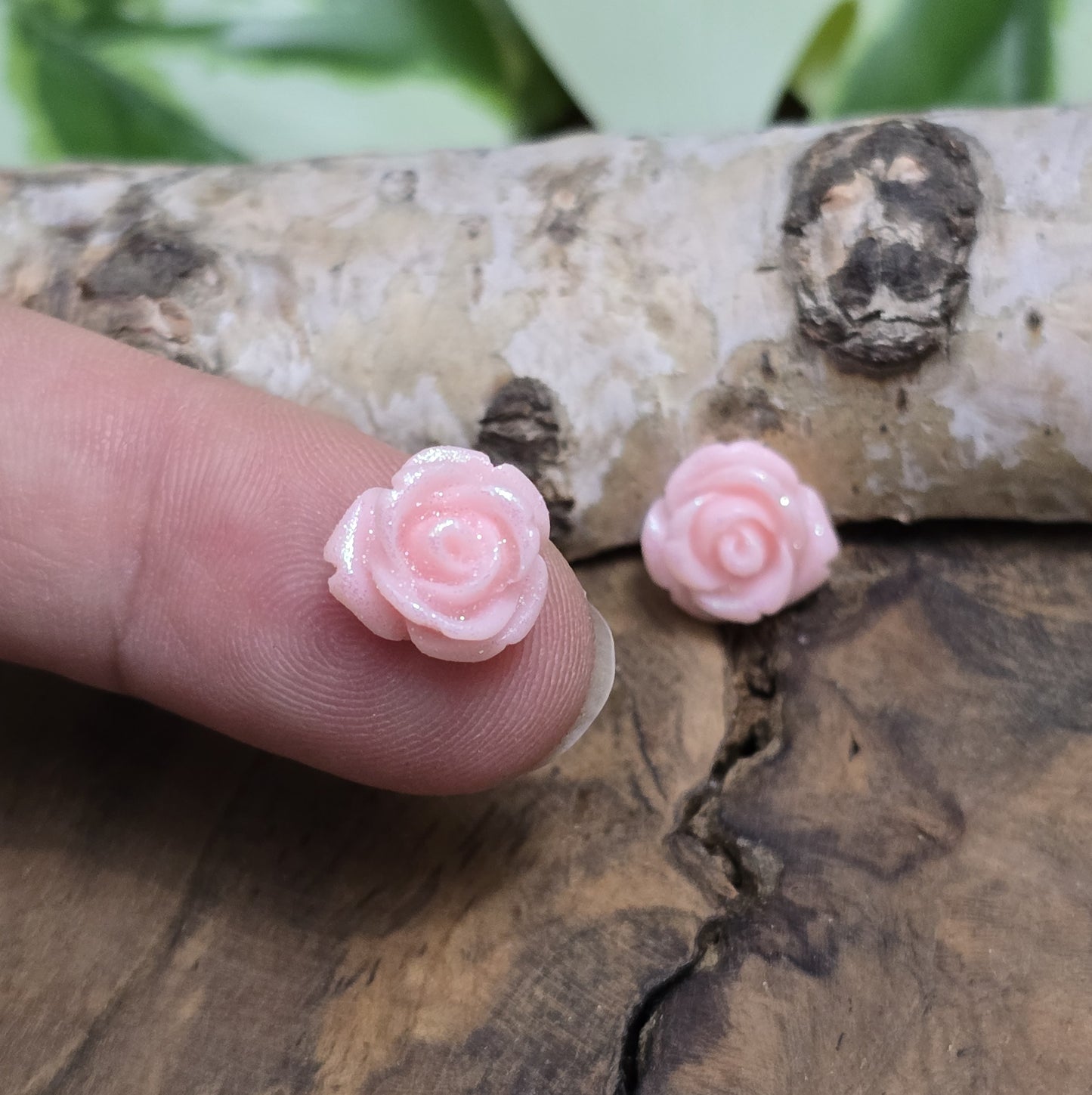 Das Bild zeigt glitzernde Röschen aus Resin – 11mm – Rosa – Perfekt für Schmuck & kreative DIY-Projekte ✨🌹