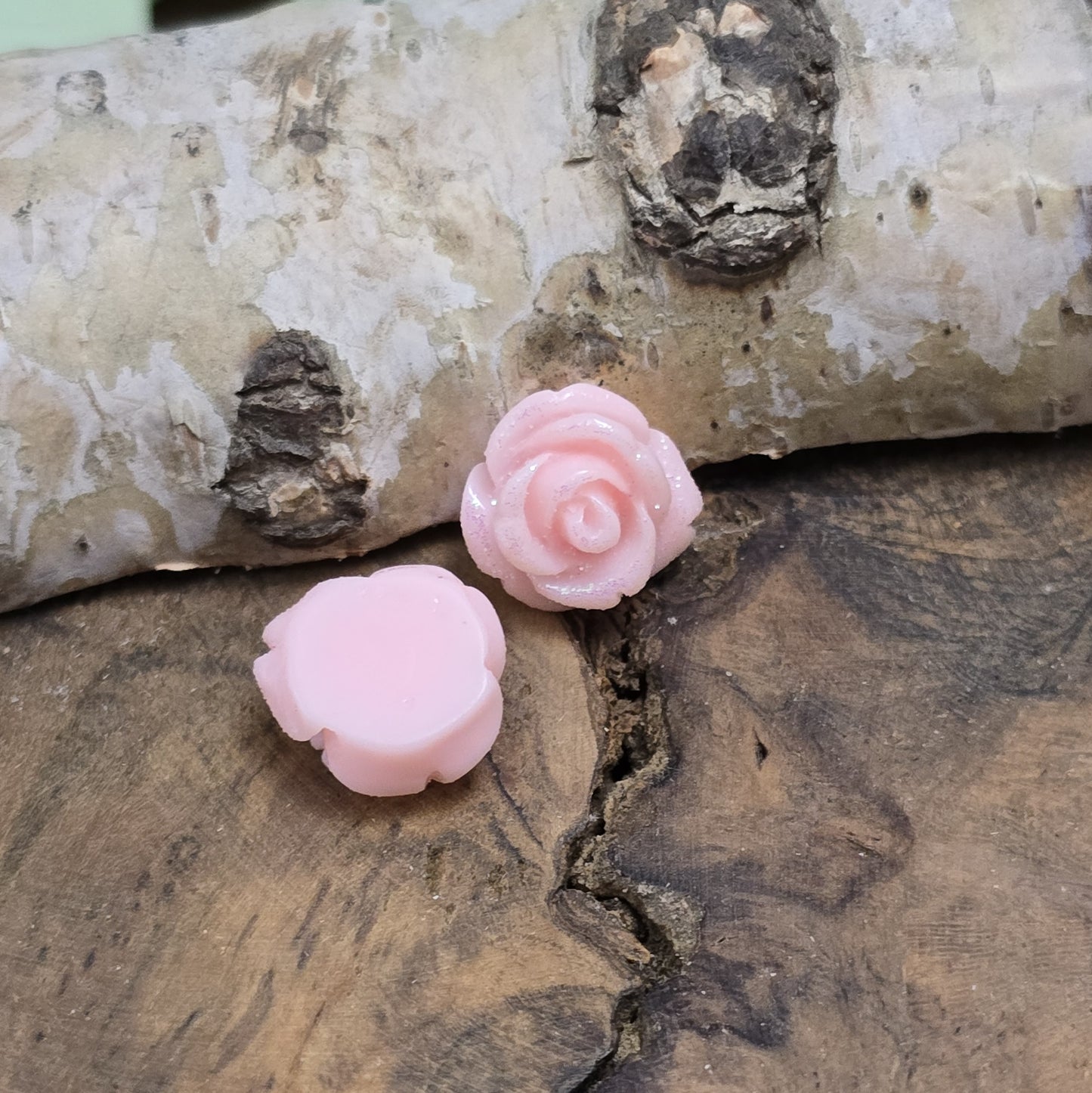 Das Bild zeigt glitzernde Röschen aus Resin – 11mm – Rosa – Perfekt für Schmuck & kreative DIY-Projekte ✨🌹