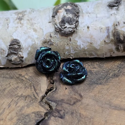 Das Bild zeigt glitzernde Röschen aus Resin – 11mm – Schwarz – Edler Glanz für deine Schmuckkreationen ✨🌹