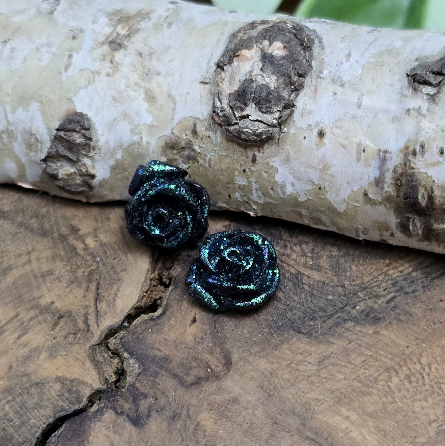 Das Bild zeigt glitzernde Röschen aus Resin – 11mm – Schwarz – Edler Glanz für deine Schmuckkreationen ✨🌹