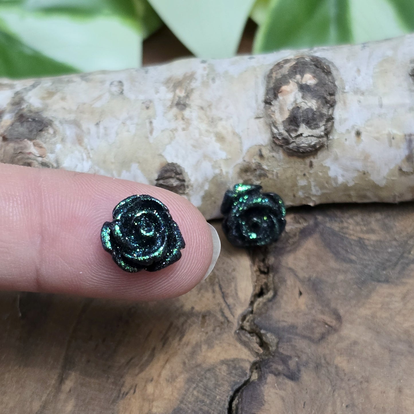 Das Bild zeigt glitzernde Röschen aus Resin – 11mm – Schwarz – Edler Glanz für deine Schmuckkreationen ✨🌹