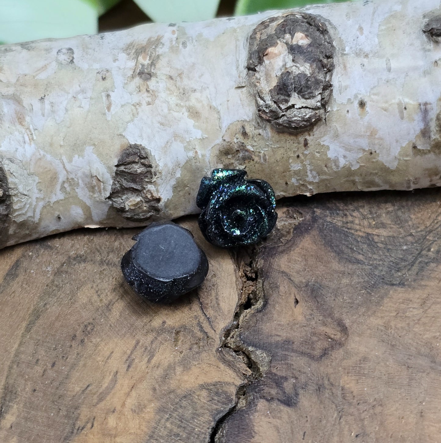 Das Bild zeigt glitzernde Röschen aus Resin – 11mm – Schwarz – Edler Glanz für deine Schmuckkreationen ✨🌹