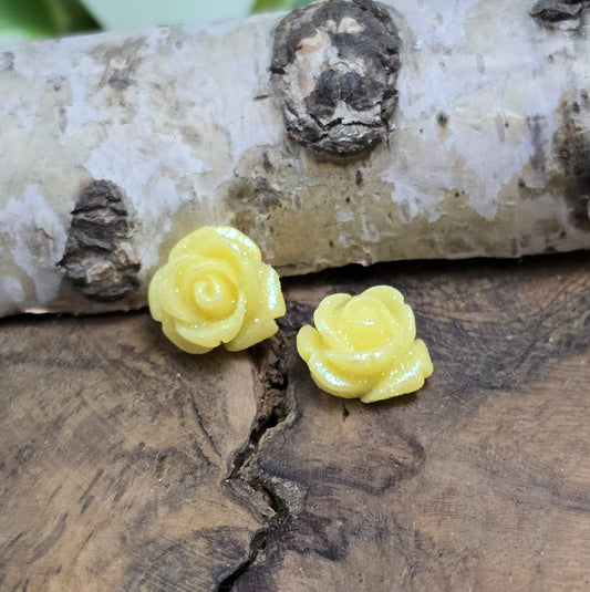 Das Bild zeigt glitzernde Röschen aus Resin – 11mm – Gelb – Strahlende Akzente für deine Schmuckkreationen ✨🌼